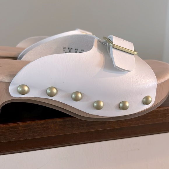 American Eagle Elegant White Mules with Gold Buckle. - Picture 4 of 13